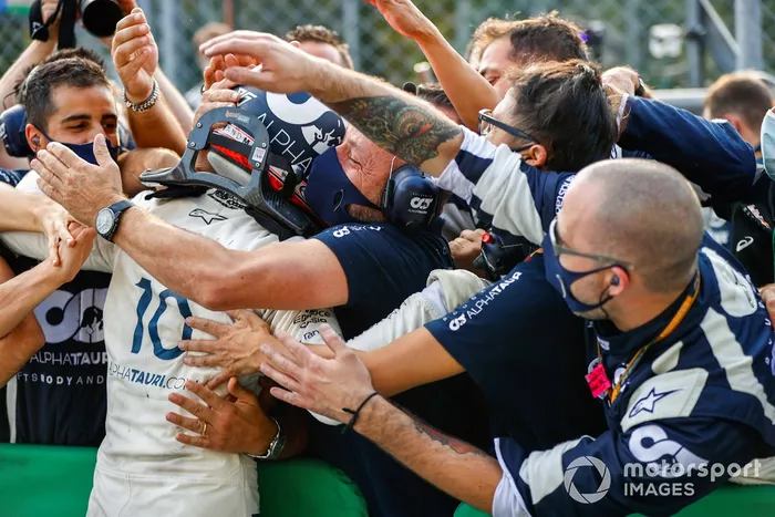 Ganador Pierre Gasly, AlphaTauri, celebra con el equipo