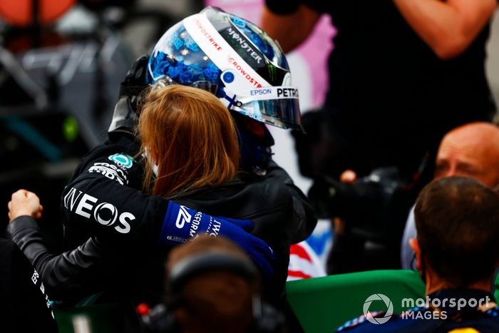 Ganador de la carrera Sprint Valtteri Bottas, Mercedes, es felicitado por su novia Tiffany Cromwell en el Parc Ferme
