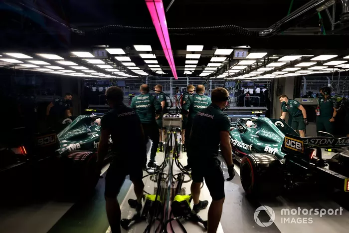 Sebastian Vettel, Aston Martin AMR21, en el garaje
