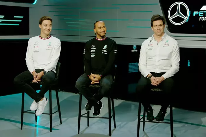 George Russell, Lewis Hamilton, Toto Wolff, jefe de equipo y CEO, Mercedes AMG 