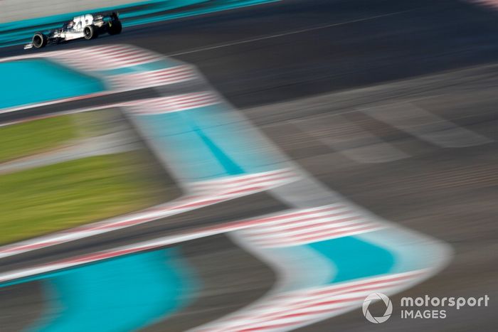 Pierre Gasly, AlphaTauri AT01 adaptado (muleto) con los Pirelli de 18 pulgadas 