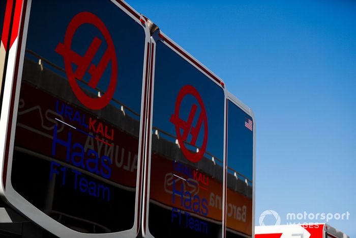 Camiones del equipo Haas F1 en el paddock