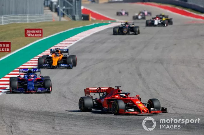 Sebastian Vettel, Ferrari SF90, precede Pierre Gasly, Toro Rosso STR14, Carlos Sainz Jr., McLaren MCL34, e Kevin Magnussen, Haas VF-19