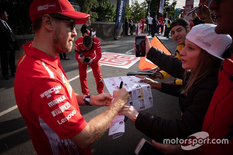 Sebastian Vettel, Ferrari, firma autografi ai tifosi