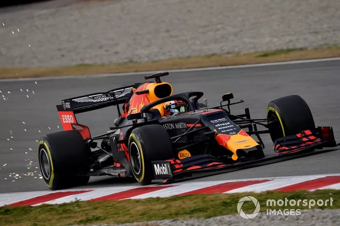 Pierre Gasly, Red Bull Racing RB15, fait des étincelles