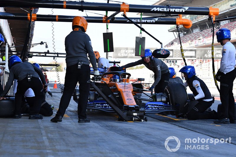Carlos Sainz Jr., McLaren MCL34 pit stop