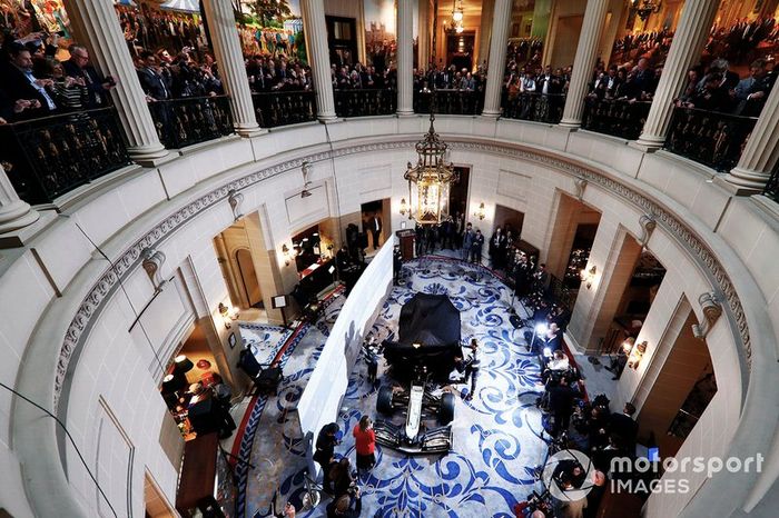 Kevin Magnussen, Haas F1 Team y Romain Grosjean, Haas F1 Team desvelan la decoración 2019