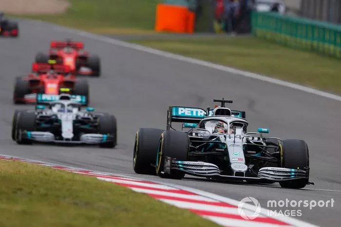 Hamilton na ponta: Enquanto a Ferrari discutia, a dupla da Mercedes dominava.