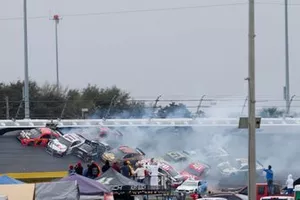 Crash, Martin Truex Jr., Joe Gibbs Racing, Toyota Camry Bass Pro Shops, Kyle Busch, Joe Gibbs Racing, Toyota Camry M&M's Chocolate Bar, Kyle Larson, Chip Ganassi Racing, Chevrolet Camaro Credit One Bank, Ryan Newman, Roush Fenway Racing, Ford Mustang Oscar Mayer Deli Fresh