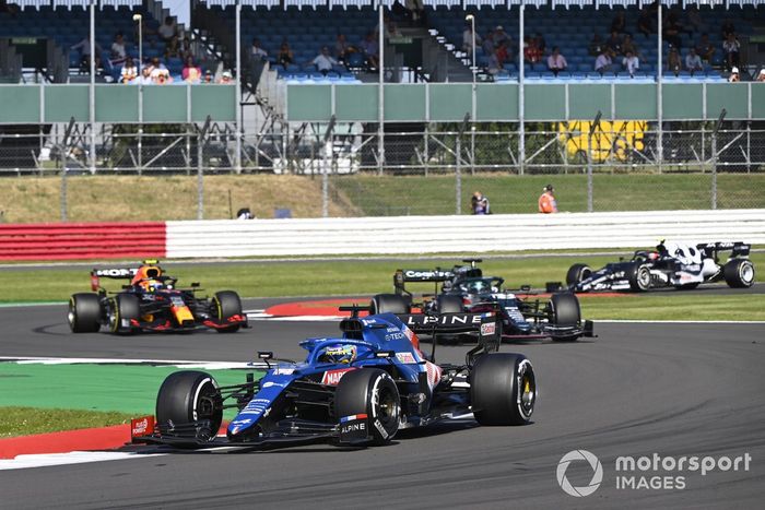 Fernando Alonso, Alpine A521, Lance Stroll, Aston Martin AMR21, y Sergio Pérez, Red Bull Racing RB16B