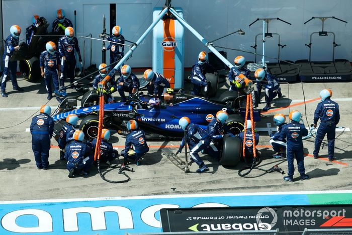 Logan Sargeant, Williams FW46, hace una parada en boxes
