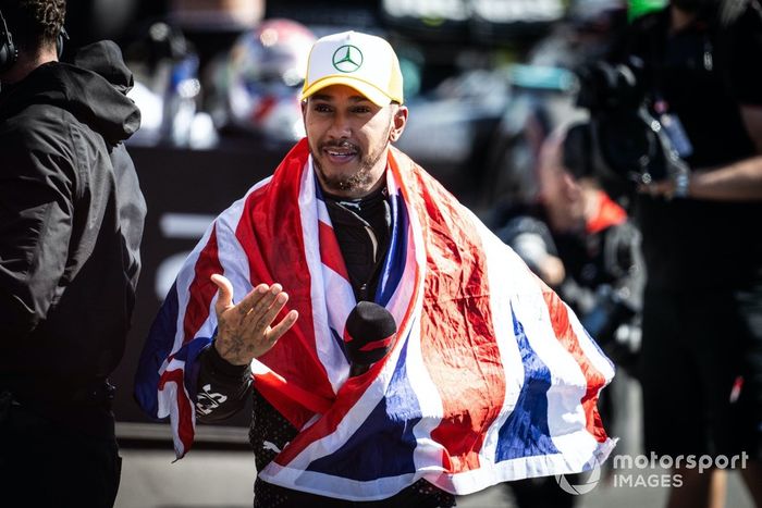 Lewis Hamilton, Mercedes-AMG F1 Team, 1ª posición, es entrevistado en Parc Ferme