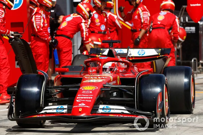 Charles Leclerc, Ferrari SF-24, dans la voie des stands après un arrêt aux stands