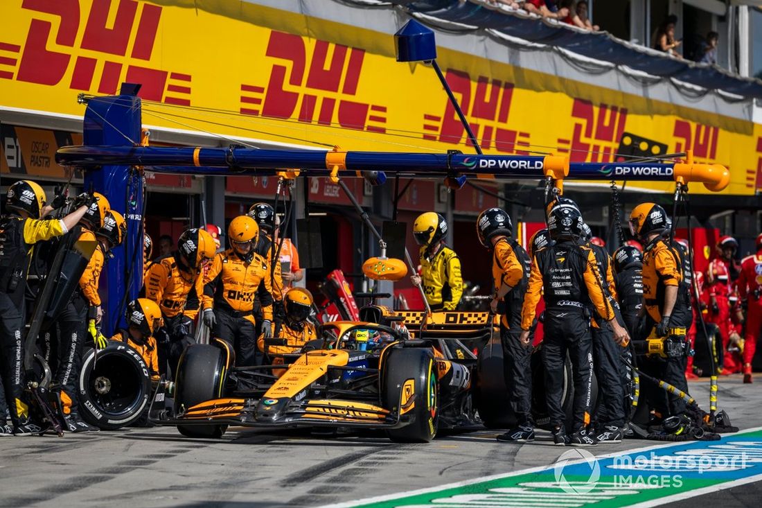 Oscar Piastri, McLaren MCL38, w boksie