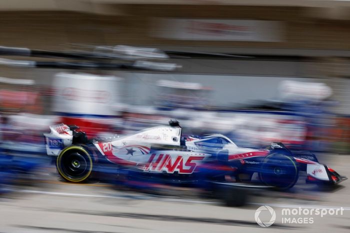 Kevin Magnussen, Haas VF-22, hace una parada
