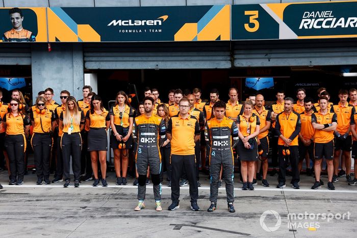 Daniel Ricciardo, McLaren,reas Seidl, director del equipo, McLaren, Lando Norris, McLaren, el equipo McLaren se pone en pie en el pit lane para guardar un minuto de silencio en memoria de la Reina Isabel II
