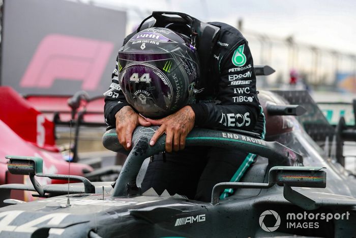 Lewis Hamilton, Mercedes-AMG F1, celebra en Parc Ferme después de asegurar su séptimo campeonato mundial