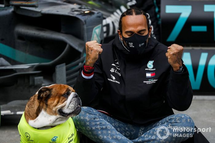 Lewis Hamilton, Mercedes-AMG F1, celebra con Mercedes y su perro Roscoe su 7º Mundial