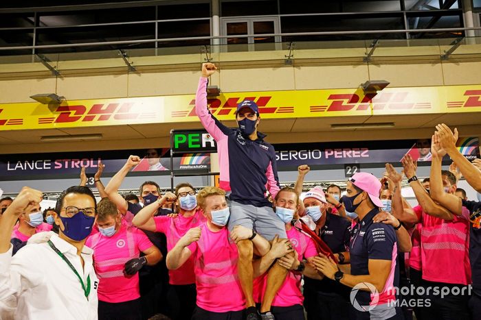 Ganador Sergio Pérez, Racing Point celebra con el equipo