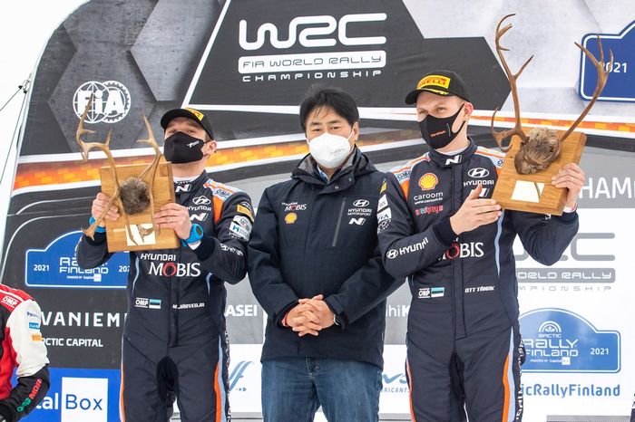 El presidente de Hyundai, Scott Noh, Ott Tänak, Martin Järveoja, Hyundai Motorsport Hyundai i20 Coupe WRC