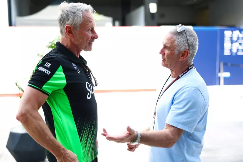 Jonathan Wheatley, directeur de l'équipe Sauber, s'entretient avec Mick Doohan 