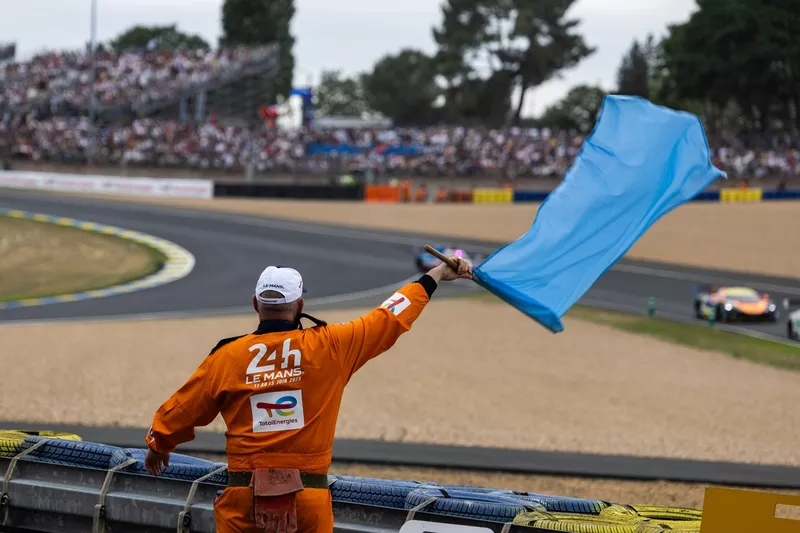  Maréchal avec le drapeau bleu