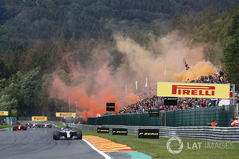 Lewis Hamilton, Mercedes AMG F1 W09, por delante de Sebastian Vettel, Ferrari SF71H, en la vuelta de formación