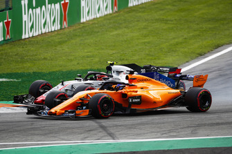 Kevin Magnussen, Haas F1 Team VF-18, and Fernando Alonso, McLaren MCL33, go wheel-to-wheel