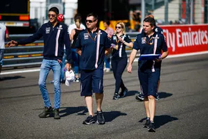 Esteban Ocon, Force India, parcourt la piste à pieds avec son équipe