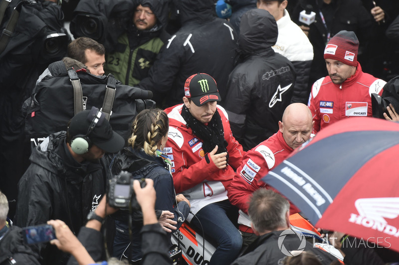Jorge Lorenzo, Ducati Team, saliendo de la reunión de seguridad