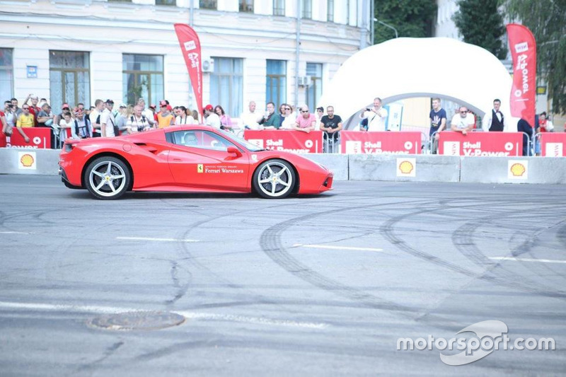 Марк Жене за кермом Ferrari