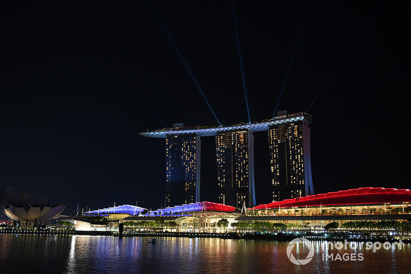 Suasana malam di Marina Bay