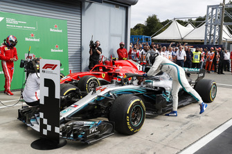 Переможець Льюіс Хемілтон, Mercedes AMG F1 W09, та третє місце Валттері Боттас, Mercedes AMG F1 W09