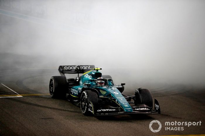 Sebastian Vettel, Aston Martin AMR22, realiza donuts en la parrilla al final de la carrera