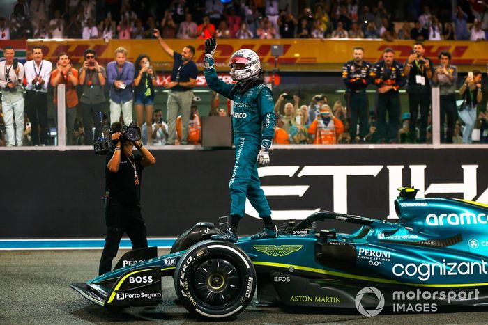 Sebastian Vettel, Aston Martin, saluda a los aficionados al final de su última carrera en la F1