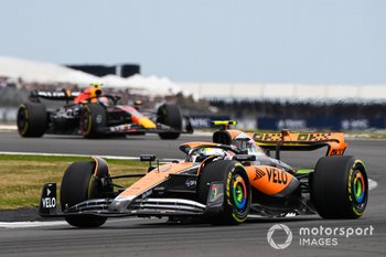 Bombazo de McLaren y pole de Verstappen en Silverstone; KO de Pérez