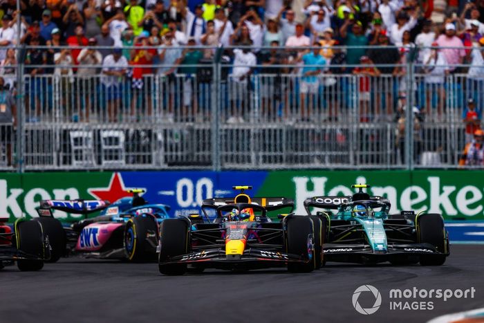 Sergio Pérez, Red Bull Racing RB19, Fernando Alonso, Aston Martin AMR23, Carlos Sainz, Ferrari SF-23, Pierre Gasly, Alpine A523, en la vuelta de apertura.