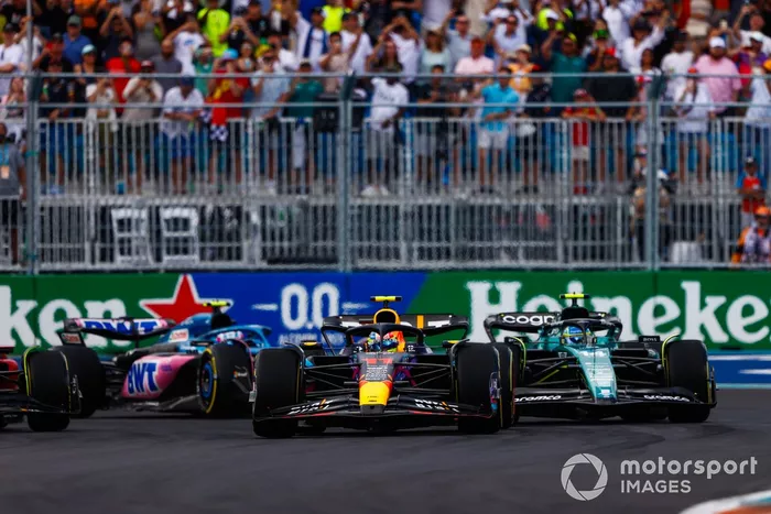Sergio Pérez, Red Bull Racing RB19, Fernando Alonso, Aston Martin AMR23, Carlos Sainz, Ferrari SF-23, Pierre Gasly, Alpine A523, en la vuelta de apertura.