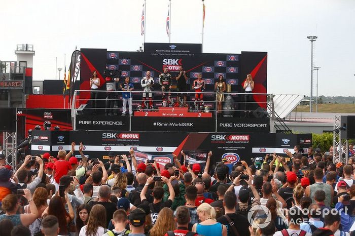 Podio: Jonathan Rea, ganador de la carrera 1, Kawasaki Racing Team, segundo lugar Tom Sykes, BMW Motorrad WorldSBK Team, tercer lugar Alvaro Bautista, Aruba.it Racing-Ducati Team