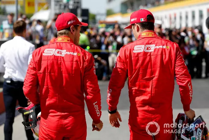 Il poleman Sebastian Vettel, Ferrari, e Charles Leclerc, Ferrari, dopo le Qualifiche