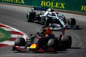 Max Verstappen, Red Bull Racing RB15, voor Valtteri Bottas, Mercedes AMG W10