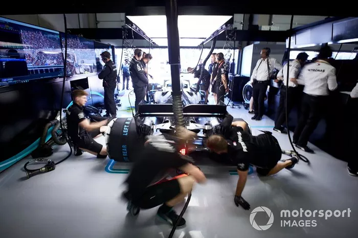 I meccanici ultimano i preparativi sulla monoposto di Valtteri Bottas, Mercedes AMG W10
