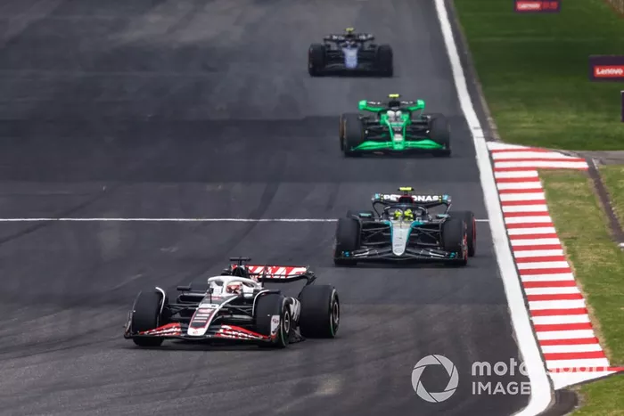 Kevin Magnussen, Haas VF-24 Lewis Hamilton, Mercedes F1 W15