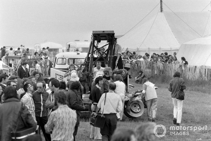 El Ford Surtees TS14A de Carlos Pace es retirado de la pista después de una colisión en la primera vuelta