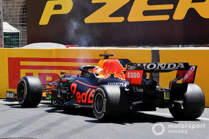 Max Verstappen, Red Bull Racing RB16B, golpea las barreras en la FP3