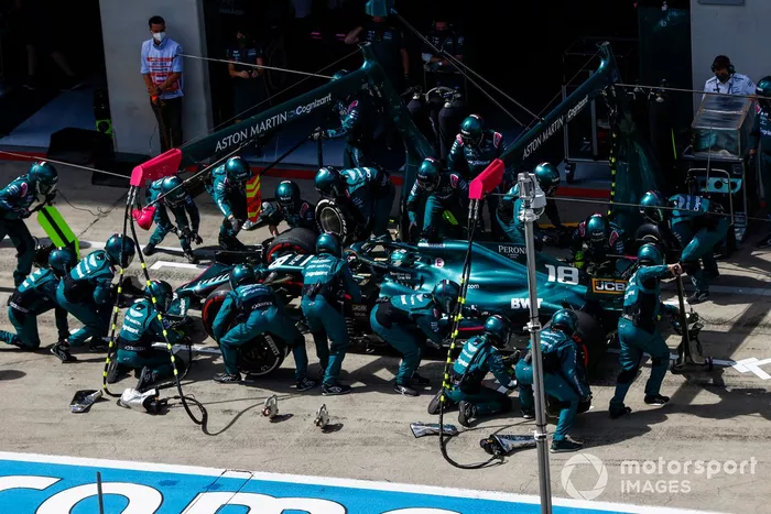 Lance Stroll, Aston Martin AMR21, pit stop