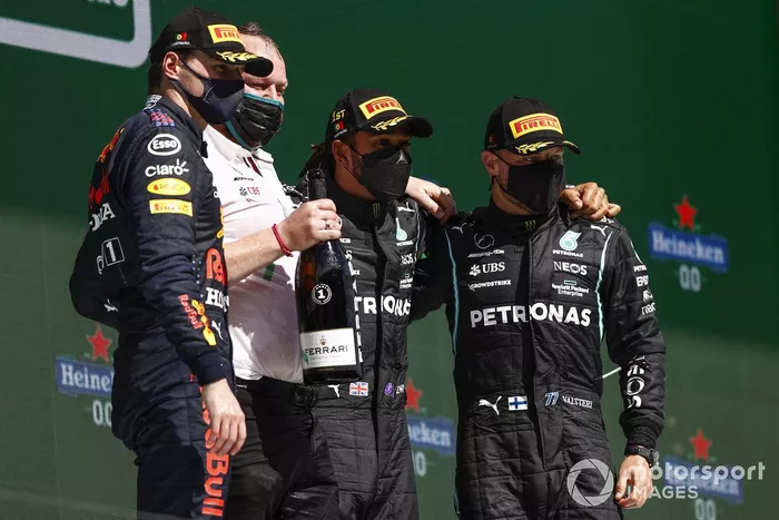 Podio: ganador de la carrera Lewis Hamilton, Mercedes, segundo lugar Max Verstappen, Red Bull Racing y el tercer lugar Valtteri Bottas, Mercedes