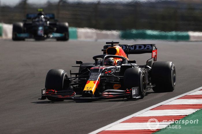 Max Verstappen, Red Bull Racing RB16B, Valtteri Bottas, Mercedes W12