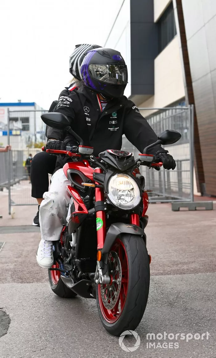 Lewis Hamilton, Mercedes, en moto