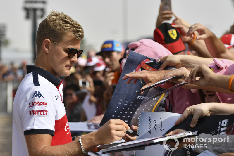 Marcus Ericsson, Sauber signs autographs for the fans